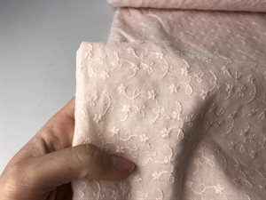 Broderie anglaise - blid lyserød med flot blomster motiv